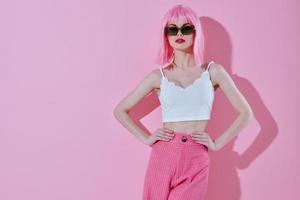 bonita jovem fêmea moderno estilo Rosa cabelo vermelho lábios moda oculos de sol estúdio modelo inalterado foto