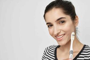 alegre mulher higiene dentes limpeza Cuidado saúde luz fundo foto