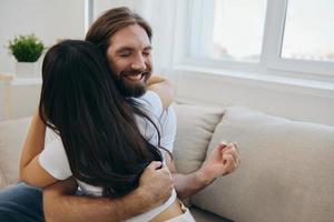 a homem abraços a menina e sorri. a alegria do usando a família e a Boa psicológico Estado depois de a brigar foto