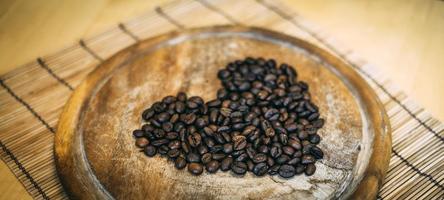 grãos de café em forma de coração foto