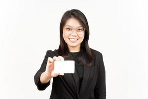 segurando em branco banco cartão ou crédito cartão do lindo ásia mulher vestindo Preto blazer foto