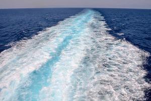 a vestígio esquerda dentro a água de uma barco foto