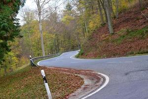 cheio de curvas montanha estrada dentro outono foto