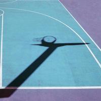basquetebol aro sombra em a basquetebol quadra foto