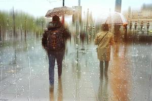 pessoas com a guarda-chuva dentro chuvoso dias dentro inverno temporada, Bilbau, basco país, Espanha foto