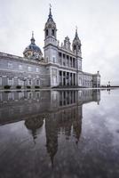 almudena catedral é uma romano católico catedral dentro madri, Espanha, e é Além disso a administrativo Centro do a arquidiocese do madri. foto