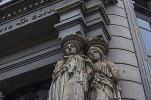 vários fotos do madri ruas com colorida edifícios e céu