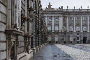 a real Palácio do madri é a residência do a espanhol real família dentro madri e é usava só para Estado cerimônias. foto