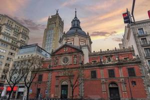 vários fotos do madri ruas com colorida edifícios e céu