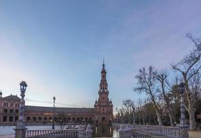 praça de espana é uma quadrado localizado dentro sevilha, Espanha e estava construído para a ibero-americano exposição, e isto tem a importante Lugar, colocar dentro espanhol arquitetura foto