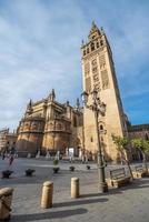 Sevilha catedral é a terceiro maior Igreja dentro a mundo e 1 do a lindo exemplos do gótico e barroco arquitetônico estilos e giralda a Sino torre do é 104.1 metros Alto foto