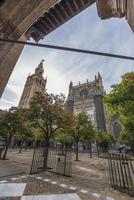 Sevilha catedral é a terceiro maior Igreja dentro a mundo e 1 do a lindo exemplos do gótico e barroco arquitetônico estilos e giralda a Sino torre do é 104.1 metros Alto foto