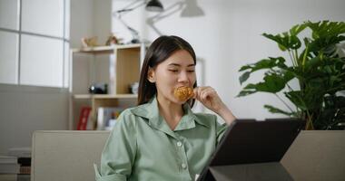 retrato do ásia jovem mulher usando computador portátil às casa foto