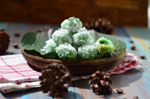 klepon ou kelepon é 1 do da indonésia tradicional bolos fez a partir de glutinoso arroz farinha que é em forma gostar pequeno bolas e preenchidas com Castanho açúcar e então fervido foto