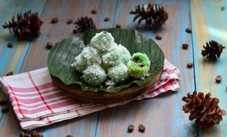 klepon ou kelepon é 1 do da indonésia tradicional bolos fez a partir de glutinoso arroz farinha que é em forma gostar pequeno bolas e preenchidas com Castanho açúcar e então fervido foto