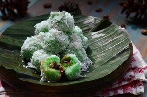 klepon ou kelepon é 1 do da indonésia tradicional bolos fez a partir de glutinoso arroz farinha que é em forma gostar pequeno bolas e preenchidas com Castanho açúcar e então fervido foto