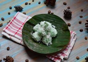 klepon ou kelepon é 1 do da indonésia tradicional bolos fez a partir de glutinoso arroz farinha que é em forma gostar pequeno bolas e preenchidas com Castanho açúcar e então fervido foto