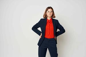 o negócio mulher dentro uma terno vestindo óculos trabalhos Gerente documentos oficial foto