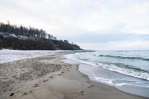 inverno panorama a partir de a de praia em a báltico mar com neve dentro Polônia Eu foto