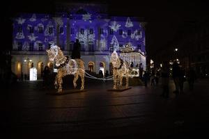 ruas às noite com decorações para Natal Varsóvia Polônia dentro a cidade Centro foto