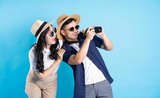 ásia casal viajando imagem isolado em azul fundo foto