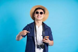 viagem ásia homem retrato, isolado em azul fundo foto