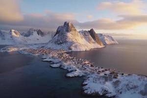 aéreo Visão do lofoten ilhas dentro inverno às pôr do sol dentro Noruega. panorama com azul mar foto