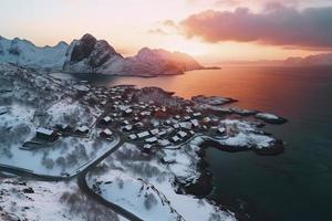 aéreo Visão do lofoten ilhas dentro inverno às pôr do sol dentro Noruega. panorama com azul mar foto