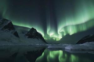 aurora boreal em a Noruega. verde norte luzes acima montanhas. noite céu com polar luzes. noite inverno panorama com aurora foto