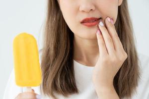 ásia mulher sentir sensível dentes depois de comendo gelo creme, fêmea Sofra dente, decair problemas, dental Cuidado, dente Extração, decair problema, mau respiração, gengival recessão, oral higiene instrução foto