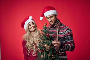 homem e mulher estão em pé Próximo para Novo anos feriado Natal presentes foto