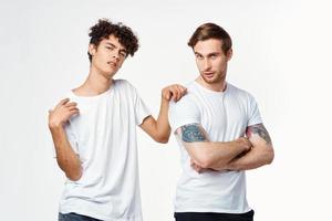 dois homens dentro branco Camisetas estão em pé lado de lado isolado fundo foto