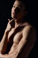 atleta retrato Preto fundo bíceps modelo músculos fisiculturista foto