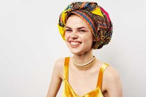 alegre bonita mulher multicolorido turbante africano estilo fechar-se foto