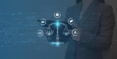 Internet lei conceito cyber lei Como digital legal Serviços trabalho lei, advogado, em Sombrio azul borrado fundo foto