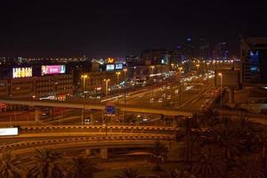 rodovias dentro dubai de noite foto