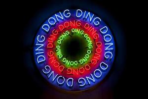 ding dong - néon luz foto