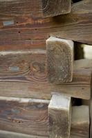 montado na superfície de madeira estrutura do uma cabana sem unhas dentro polonês podlasie, fechar-se fundo foto