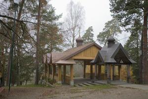 de madeira Igreja e cruzes em agarrar montanha dentro Polônia em a outono dia foto