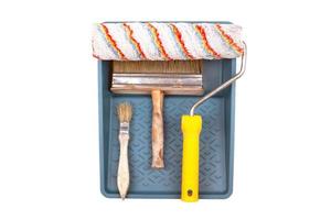 conjunto de ferramentas para pintura com rolo, bandeja e pincel isolado no fundo branco