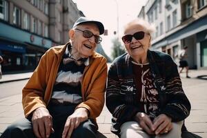 idosos casal ter Diversão às cidade rua. idosos homem e mulher estão caminhando junto, sorridente e enganar em volta. feliz velho idade. criada com generativo ai foto