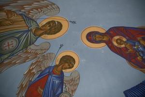 ampla quadros em a têmpora parede com ortodoxo religioso símbolos foto