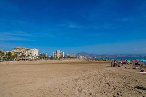 beira-mar panorama com uma de praia dentro a espanhol cidade do alicante em uma caloroso ensolarado dia foto