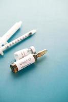 close up de vacina de coronavírus e seringa foto