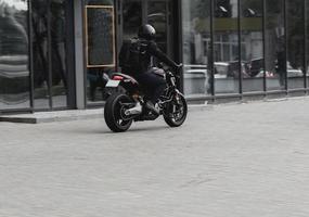 homem vestindo jeans e andando de moto foto