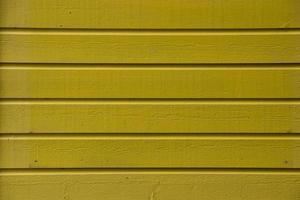 fechar acima do amarelo tapume em a exterior parede foto