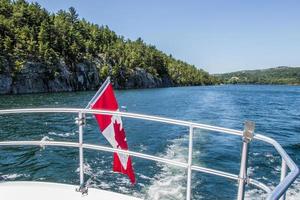 barco viajando baixa uma limitar baía dentro Canadá foto