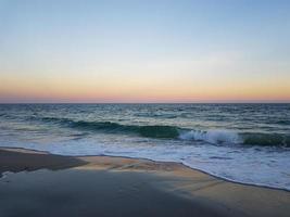 marinha mar com calma água e Claro céu foto