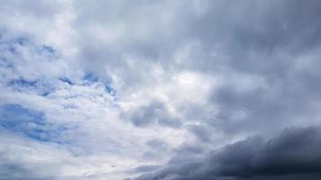 céu com nuvens panorama fundo foto