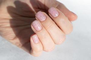 lindo nu manicure com uma Projeto em curto quadrado unhas. manicure para mulheres com gel polonês Revestimento com Projeto foto